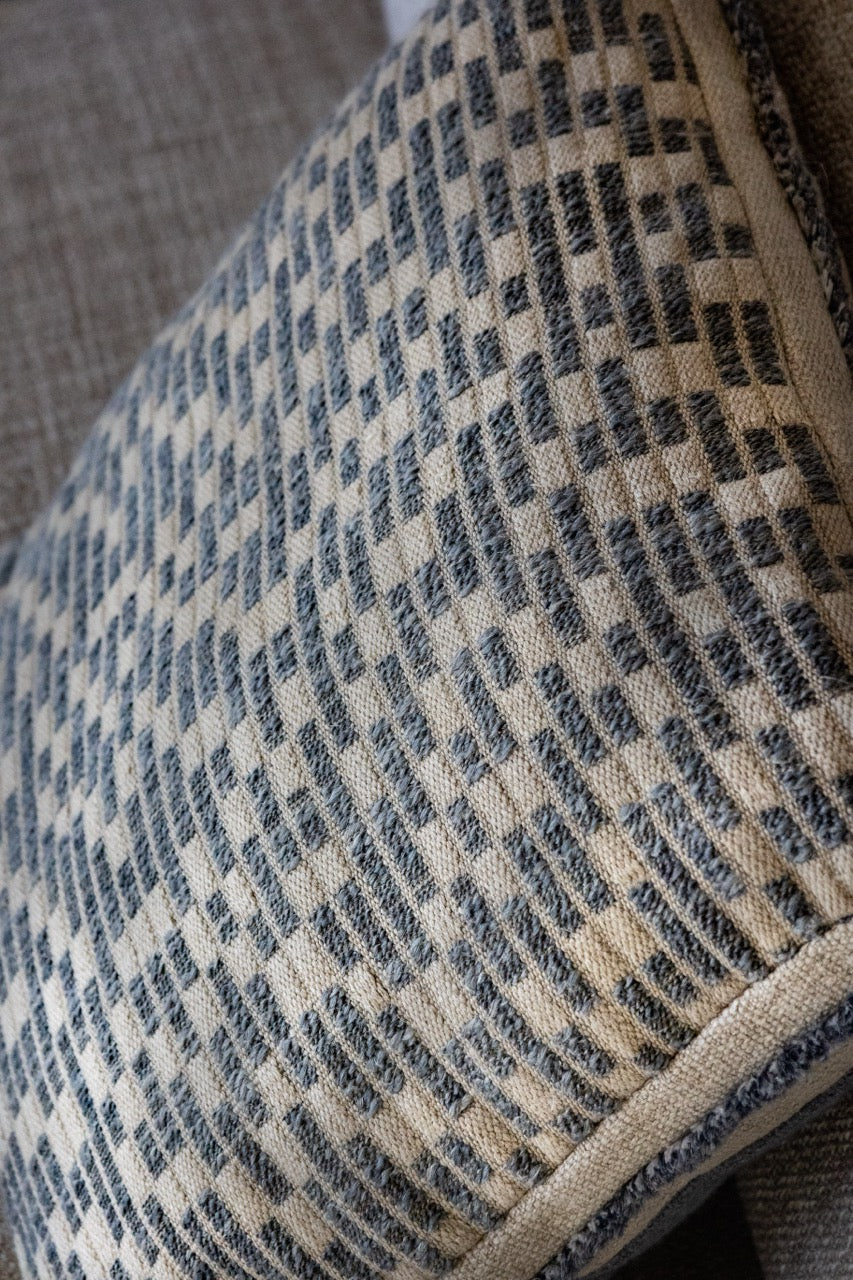 Martin Gabriel Dekokissen Modell Blue wave detailansicht auf dem Sofa eicht schräg von oben mit streigen und kästen in der struktur blau grau beige leinen zierkissen 