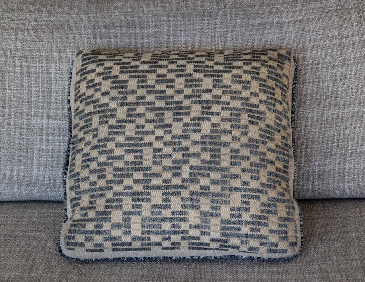 blau beigesDeko kissen martin gabriel auf sofa  