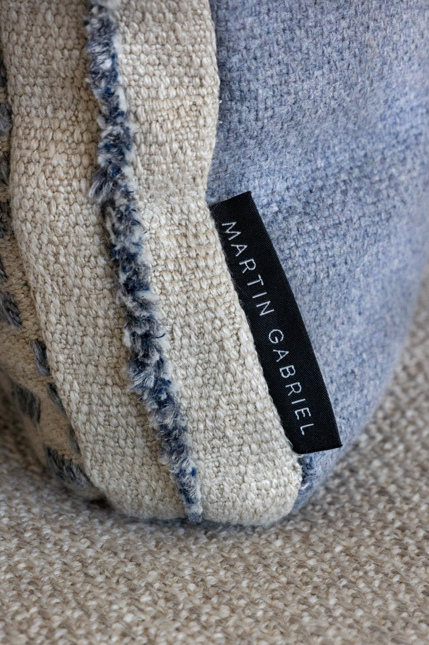 Martin Gabriel Zierkissen seitenaufnahme detail label mit blauenm leinen in rücken und beiger bordüre mit bleuee mittelstreifen 