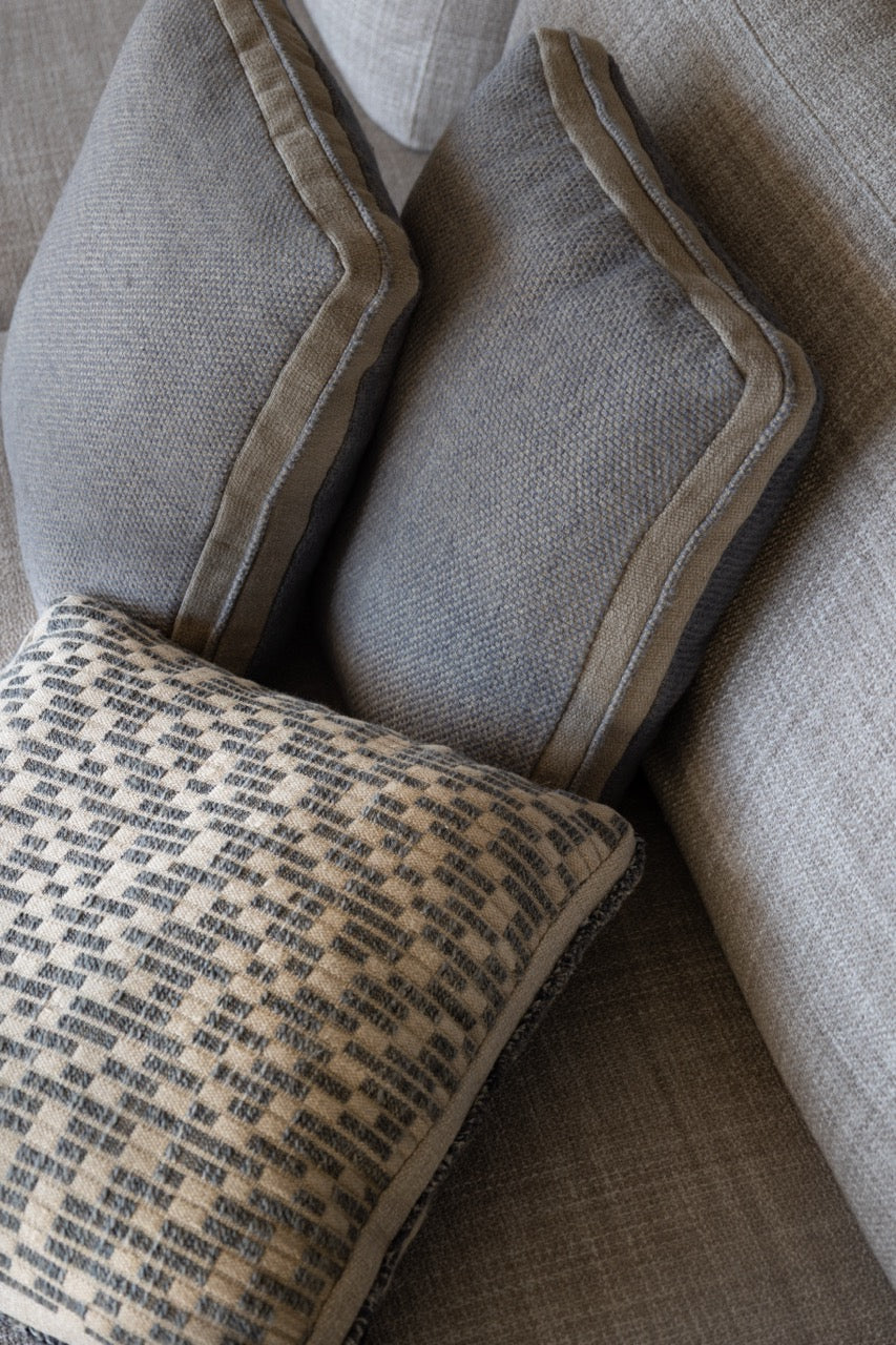 Martin Gabriel Deko und zierkissen auf dem sofa in der selben farbfamilie blaues leinen mit beigem konztrast und struktur 