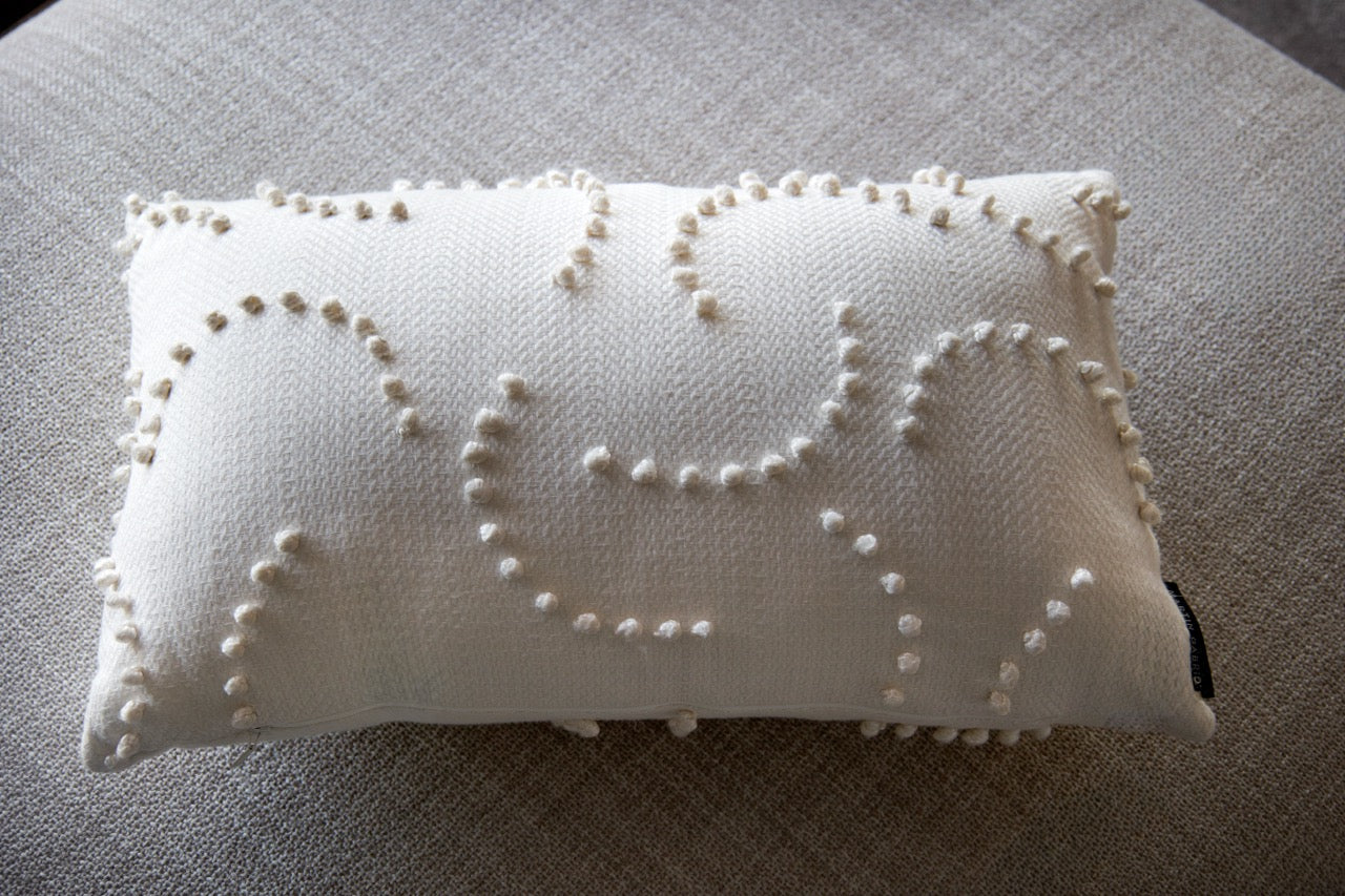 Martin Gabriel Dekokissen auf Hocker fontalansicht wiesses textil mit kleinen wiessen pajetten in wolle 