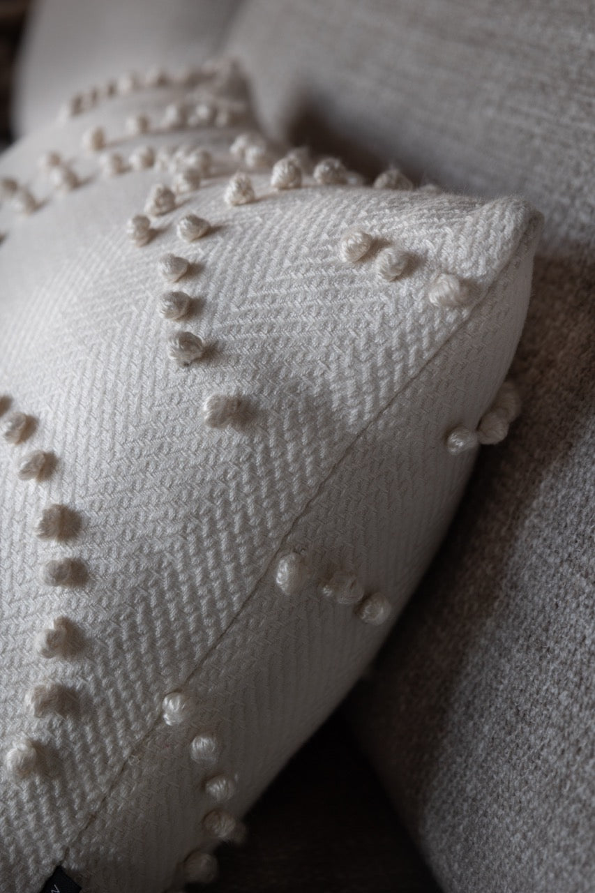 Martin Gabriel Sofakissen Modell Soft Relief white mit weissem textil und weissen pajetten auf dem kissen detailaifnahme struktur 