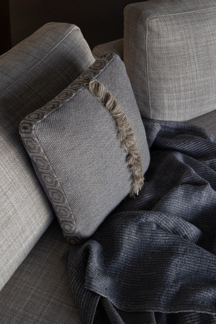 Martin Gabriel Leinen kissen auf sofa in blauem leinen mit fransen vertikal 