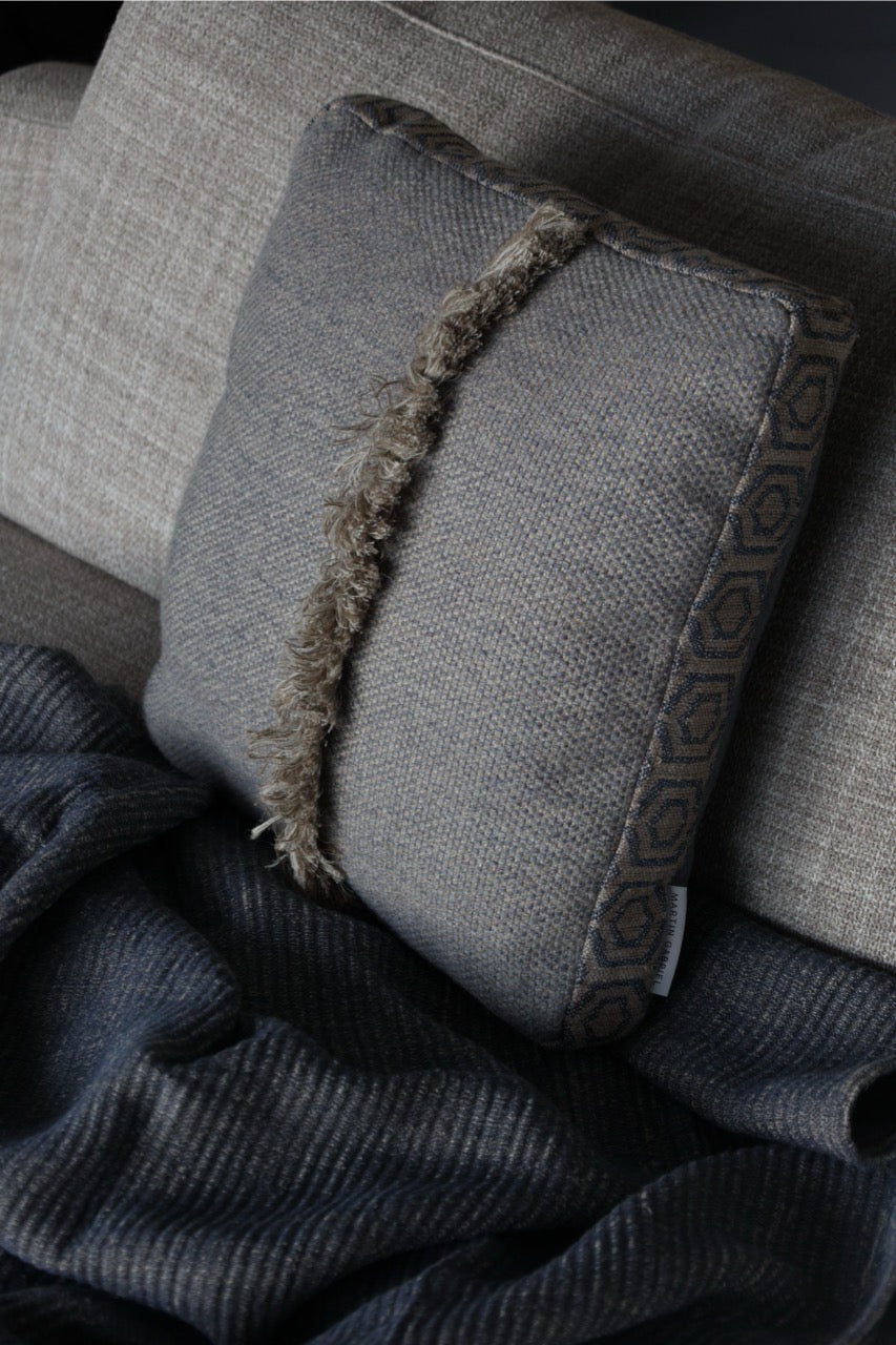 Martin Gabriel Leinen kissen auf sofa in blauem leinen mit fransen vertikal 