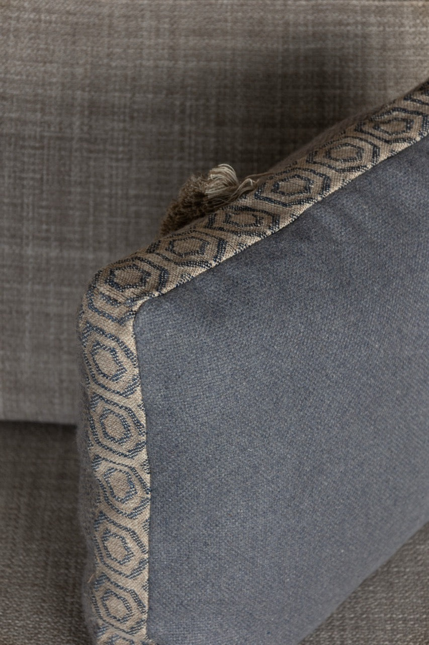 Martin Gabriel Leinen kissen auf sofa in blauem leinen mit fransen vertikal rückansicht blaues leinen 