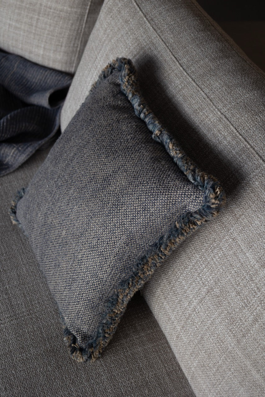 Martin Gabriel Leinen Kissen auf sofa mit blau beige farben und fransen ringsrum 