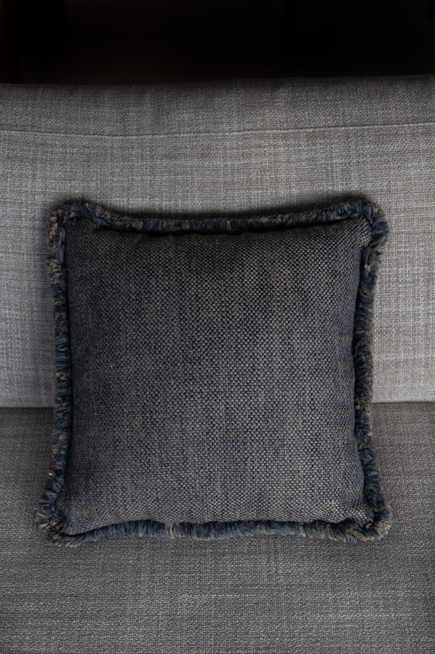 Martin Gabriel Leinen Kissen auf sofa mit blau beige farben und fransen ringsrum frontalansicht