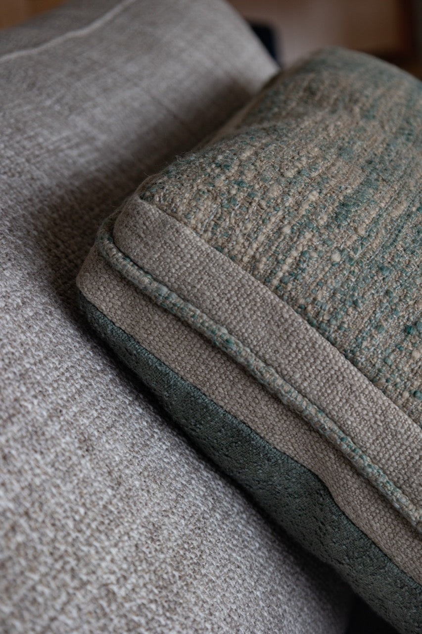 Dekokissen martin gabriel detailaufnahme leoinenkissen grün beige mit struktur