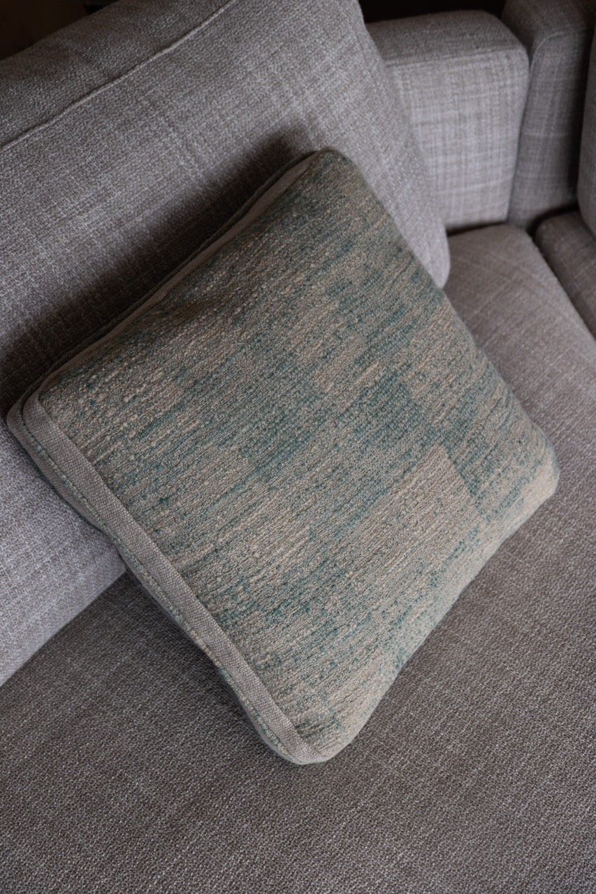 schräge ansicht von oben sabbia leinekissen auf sofa in grün beige 