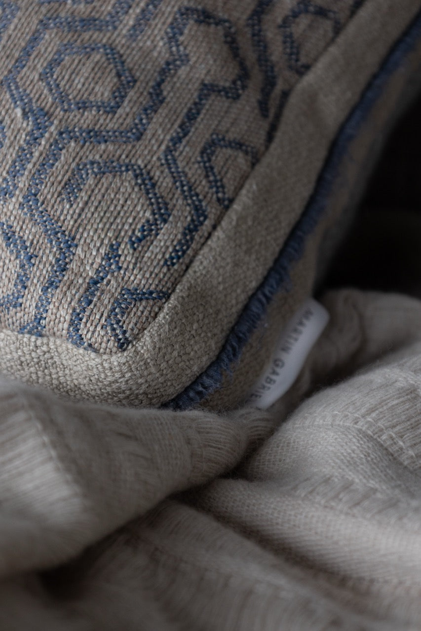 Martin Gabriel leinen kissen auf Sofa seitenasicht mit geometrischen Muster detailansicht mit label 