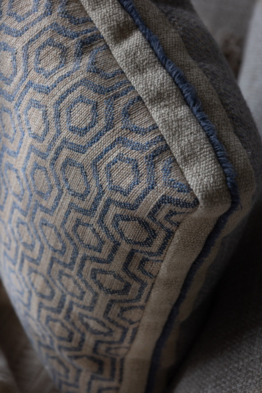 Martin Gabriel leinen kissen auf Sofa seitenasicht mit geometrischen Muster schräg von oben sichtbar