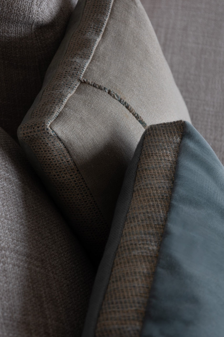 Martin-Gabriel Velour Dekokissen in Blau mit Leinenrückseite und strukturiertem Mittelstreifen auf hellem Sofa
kombination mit anderem kissen 