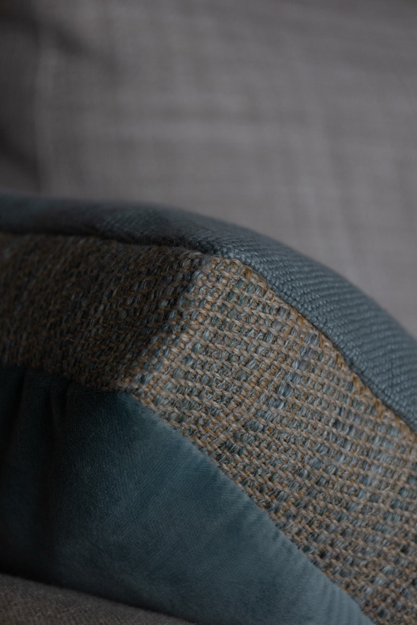 Martin-Gabriel Velour Dekokissen in Blau mit Leinenrückseite und strukturiertem Mittelstreifen auf hellem Sofa
detailansicht