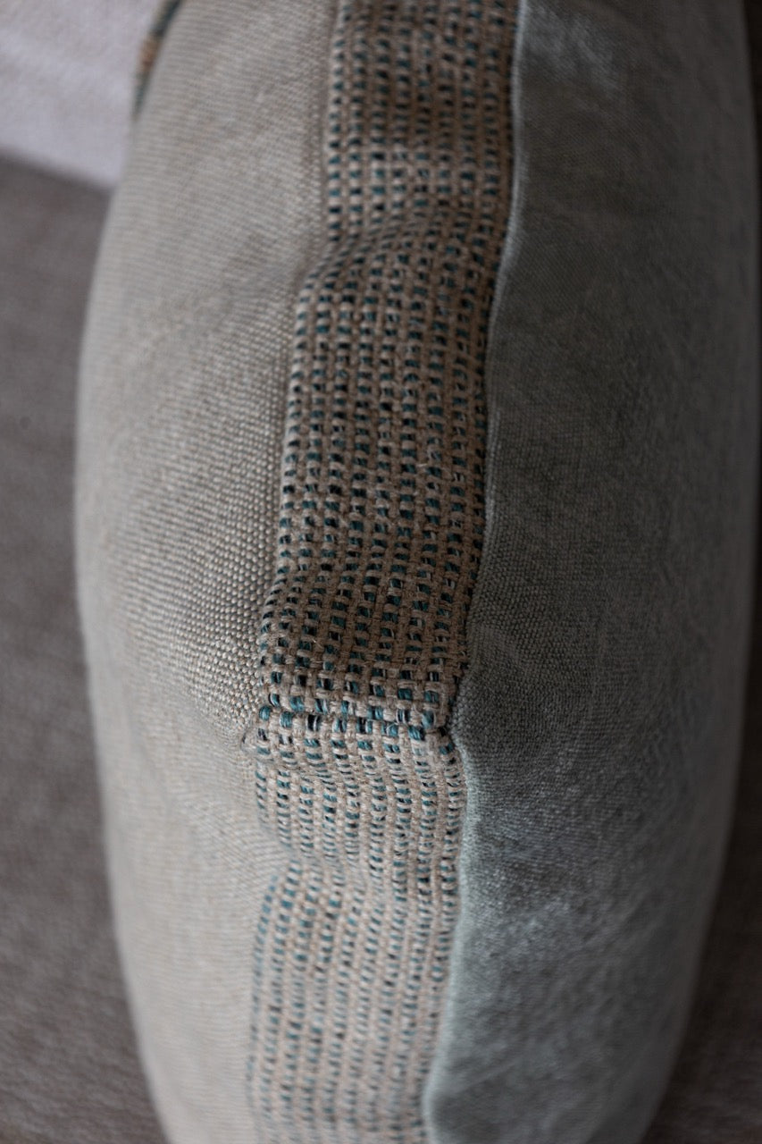 Martin-Gabriel Leinen Dekokissen Blue Ligne 02 mit Mittelband und feiner Fransenkante in Naturton frontansicht strukture mittelband 
