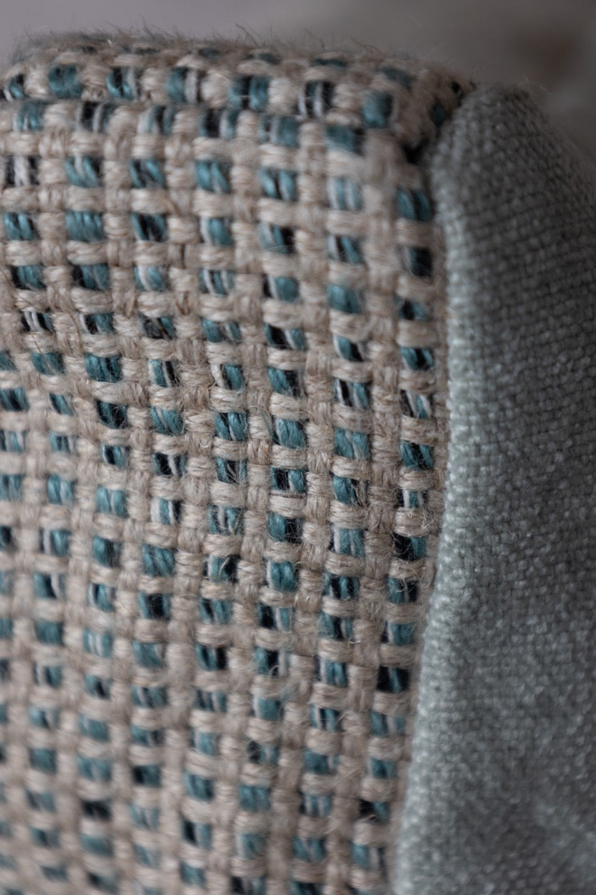 Martin-Gabriel Leinen Dekokissen Blue Ligne 02 mit Mittelband nahaufnahme 
