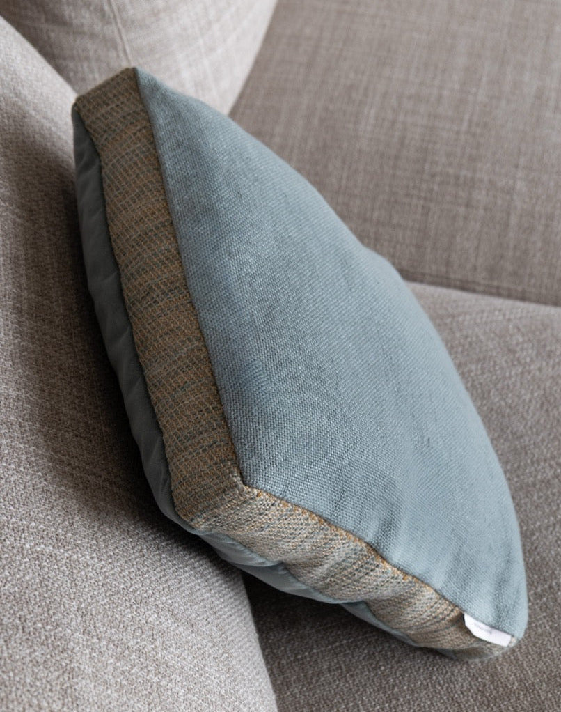 Martin-Gabriel Velour Dekokissen in Blau mit Leinenrückseite und strukturiertem Mittelstreifen auf hellem Sofa
rückseite sichtbar leinen