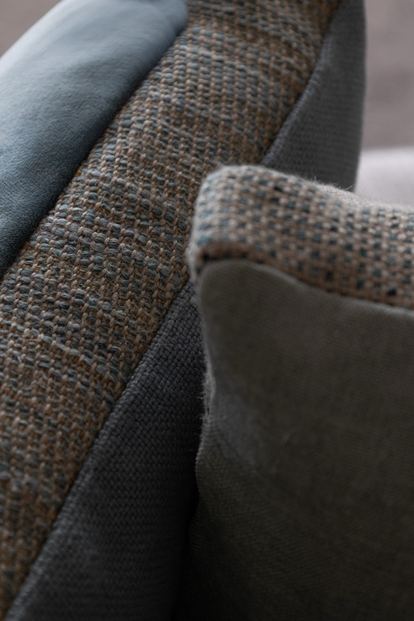 Martin-Gabriel Velour Dekokissen in Blau mit Leinenrückseite und strukturiertem Mittelstreifen auf hellem Sofa
mittelband im fokus mit struktur