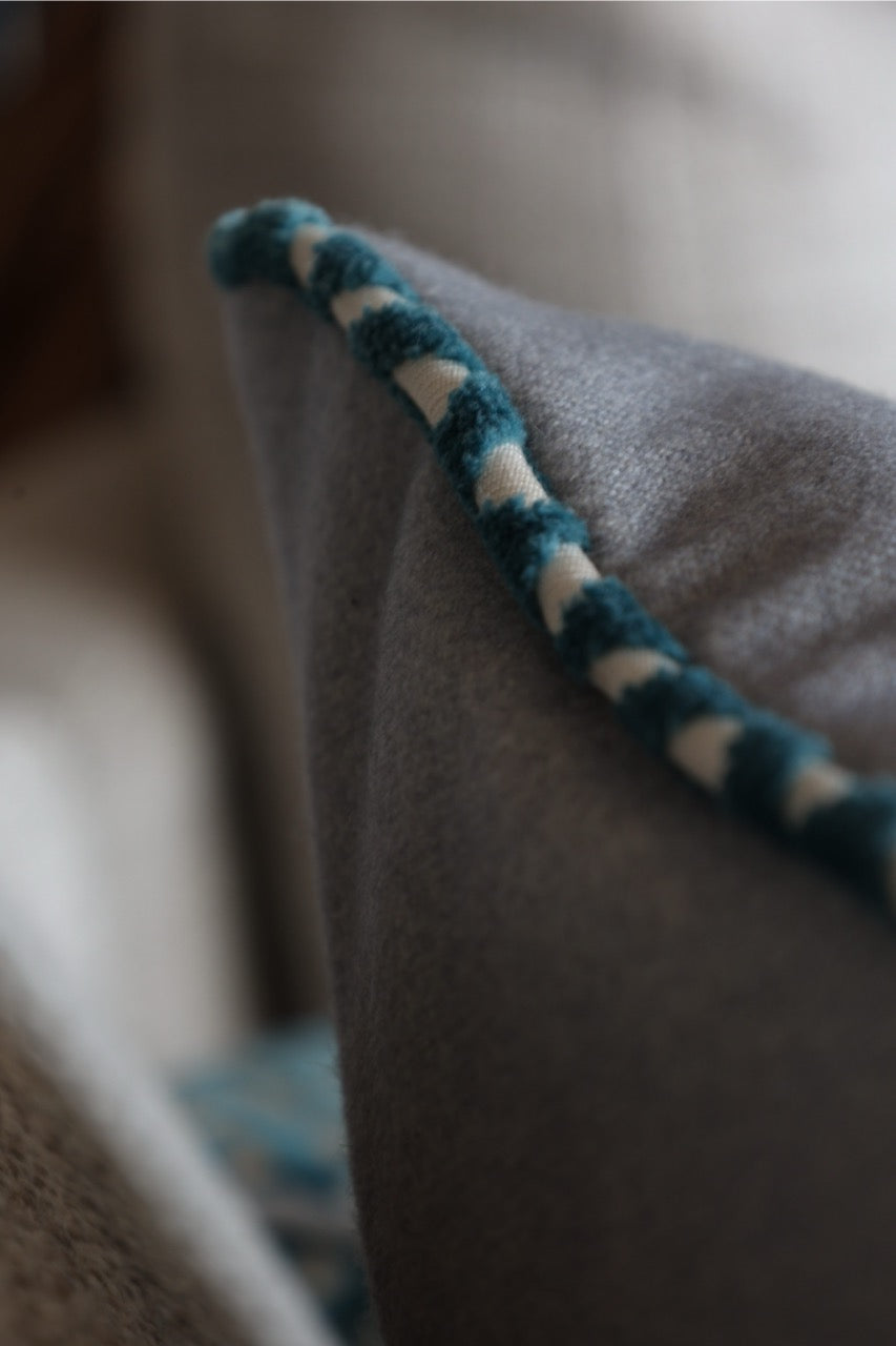 Dekokissen Azzurro 40x60 cm mit grauem Woll Kaschmir und umlaufendem Keder, Design Martin Gabriel