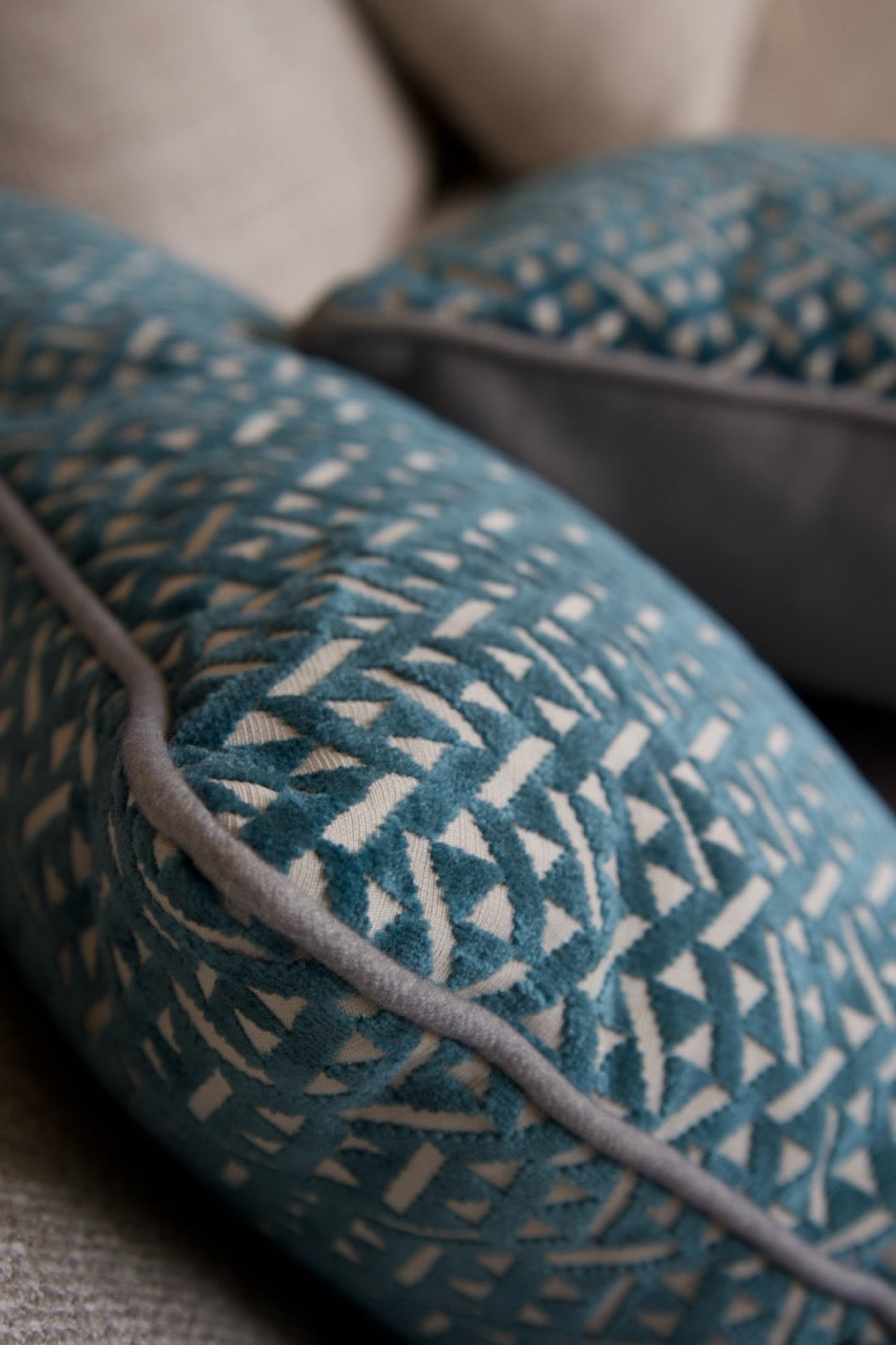 Nahaufnahme Deko Kissen Azzuro martin gabriel auf sofa, blaues struktur in geometrik formen velour 