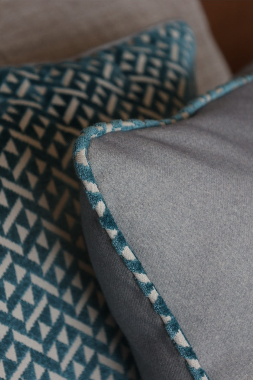 Dekokissen Azzurro von Martin Gabriel, Detailaufnahme des blau-grauen Jacquard-Stoffs mit geometrischem Muster
