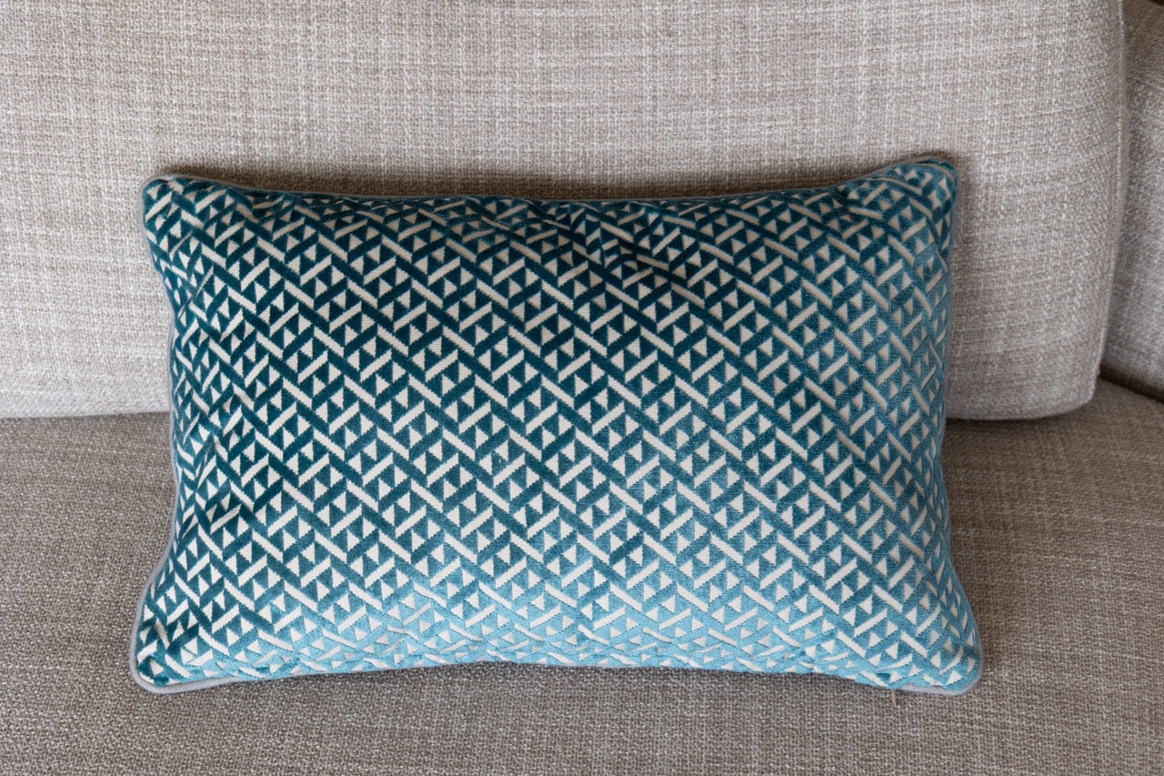 Dekokissen Azzurro 40x60 cm von Martin Gabriel in Blau-Grau mit Jacquard-Muster, auf Sofa platziert