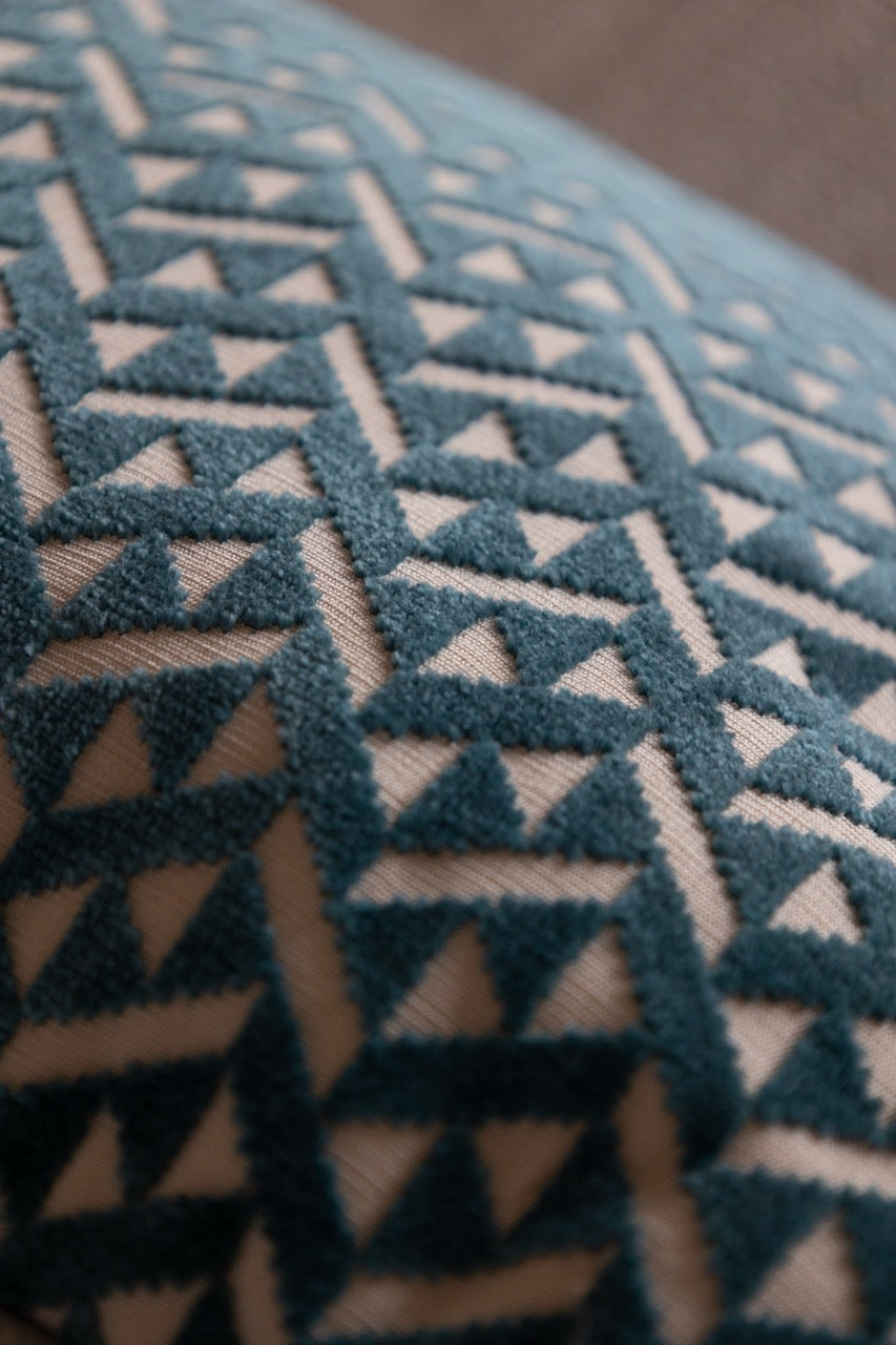 Dekokissen Azzurro 40x60 cm von Martin Gabriel in Blau-Grau nahaufnahme