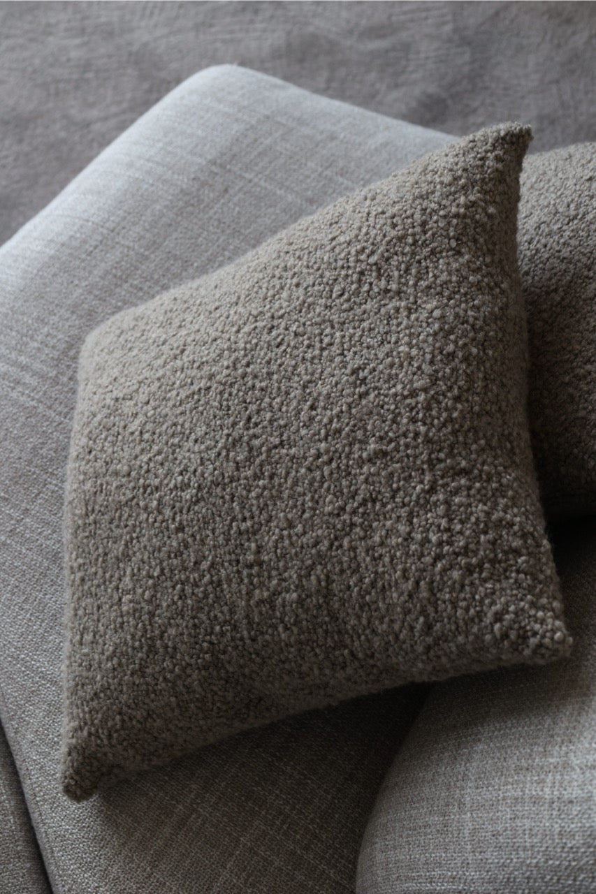 Bouclé Dekokissen 55x55 Taupe mit sichtbarer Strukturkante Martin Gabriel