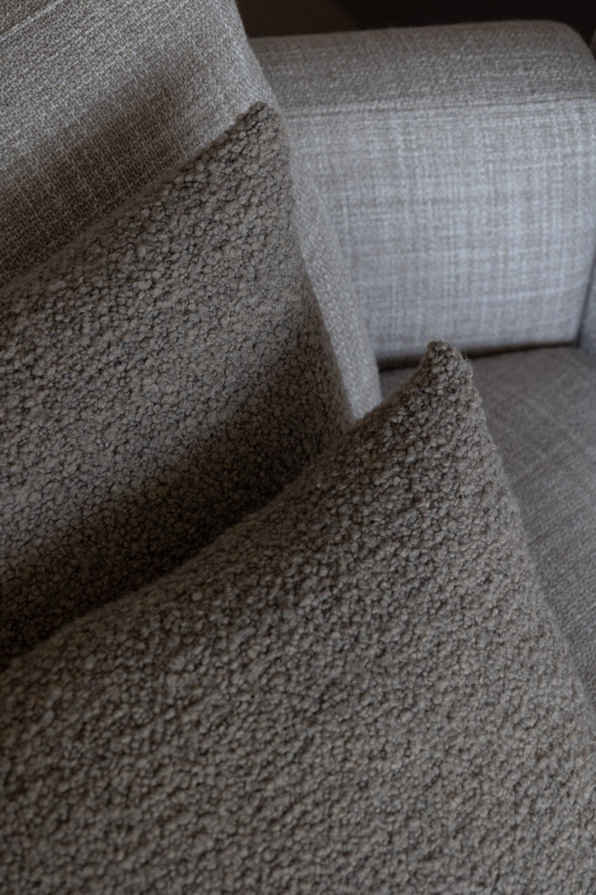 Martin Gabriel Bouclé Dekokissen 55x55 in Taupe aus Wollbouclé auf Sofa