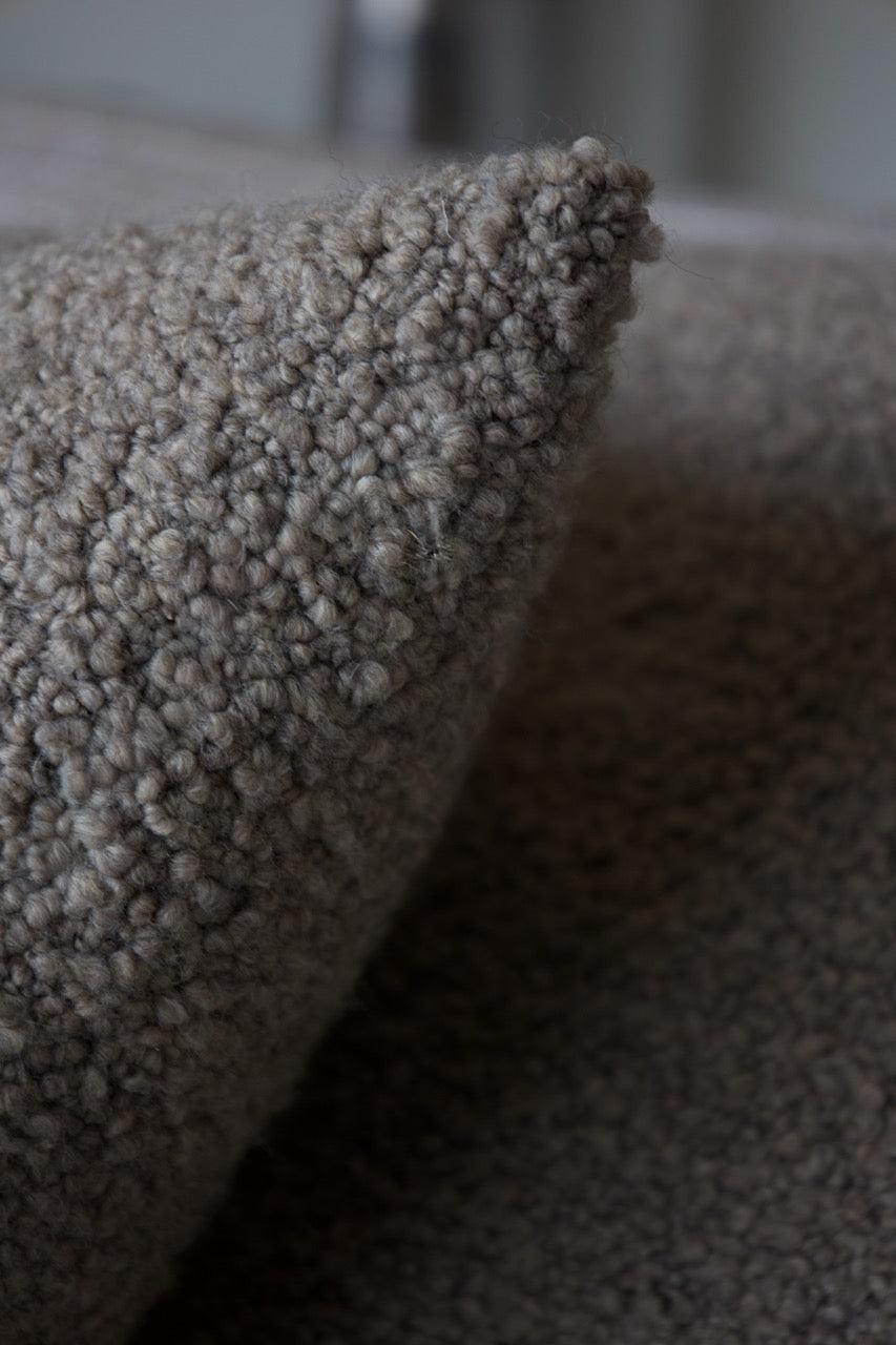Detailaufnahme Wollbouclé Struktur Taupe – Dekokissen 55x55 Martin Gabriel