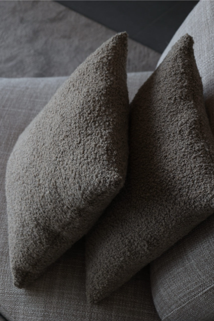 Martin Gabriel Bouclé Dekokissen 55x55 Taupe mit sichtbarer Strukturkante