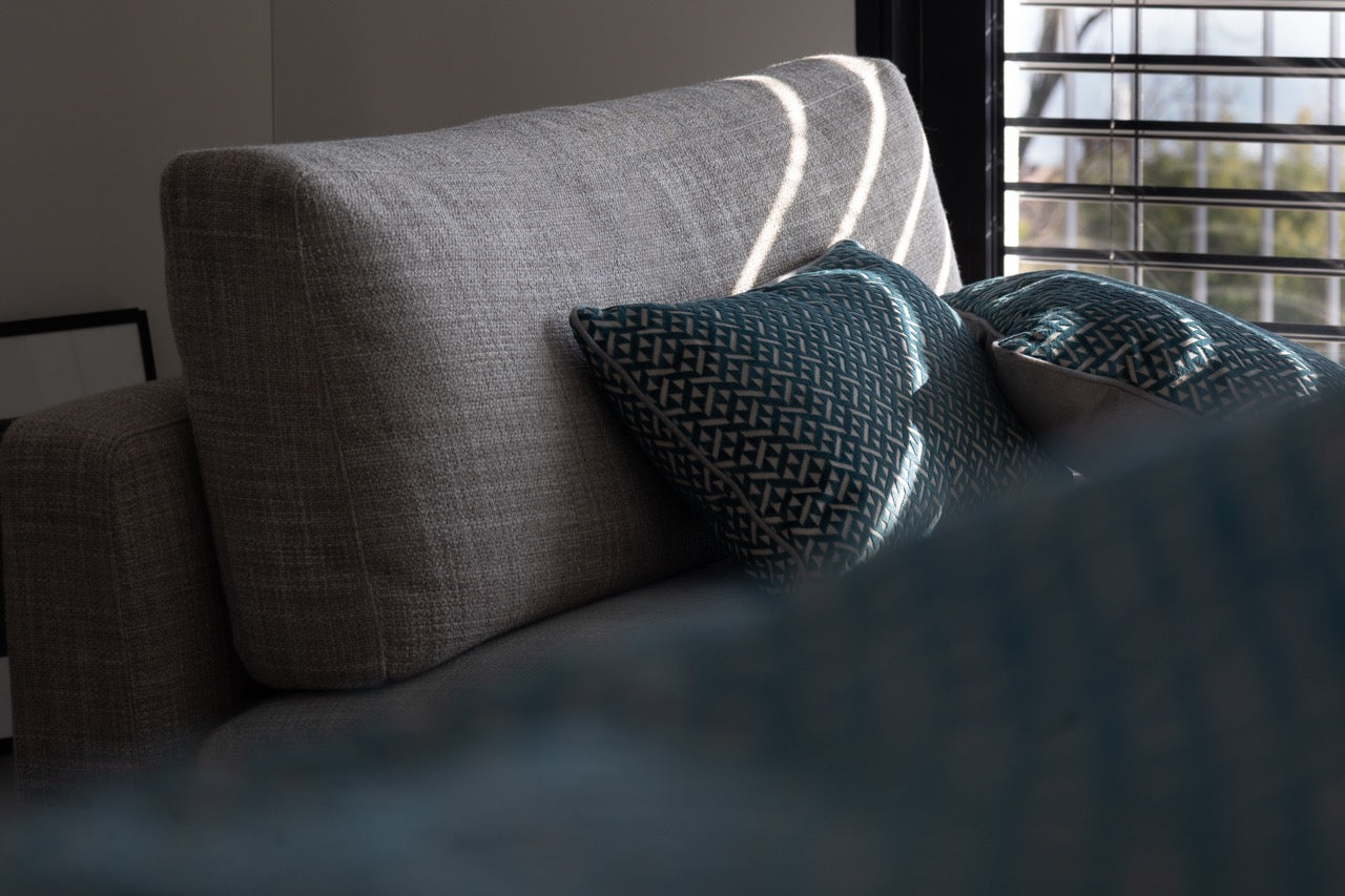 Martin Gabriel Deko Kissen Azzuro auf sofa mit 3d Design in geometric blau mit Grau 