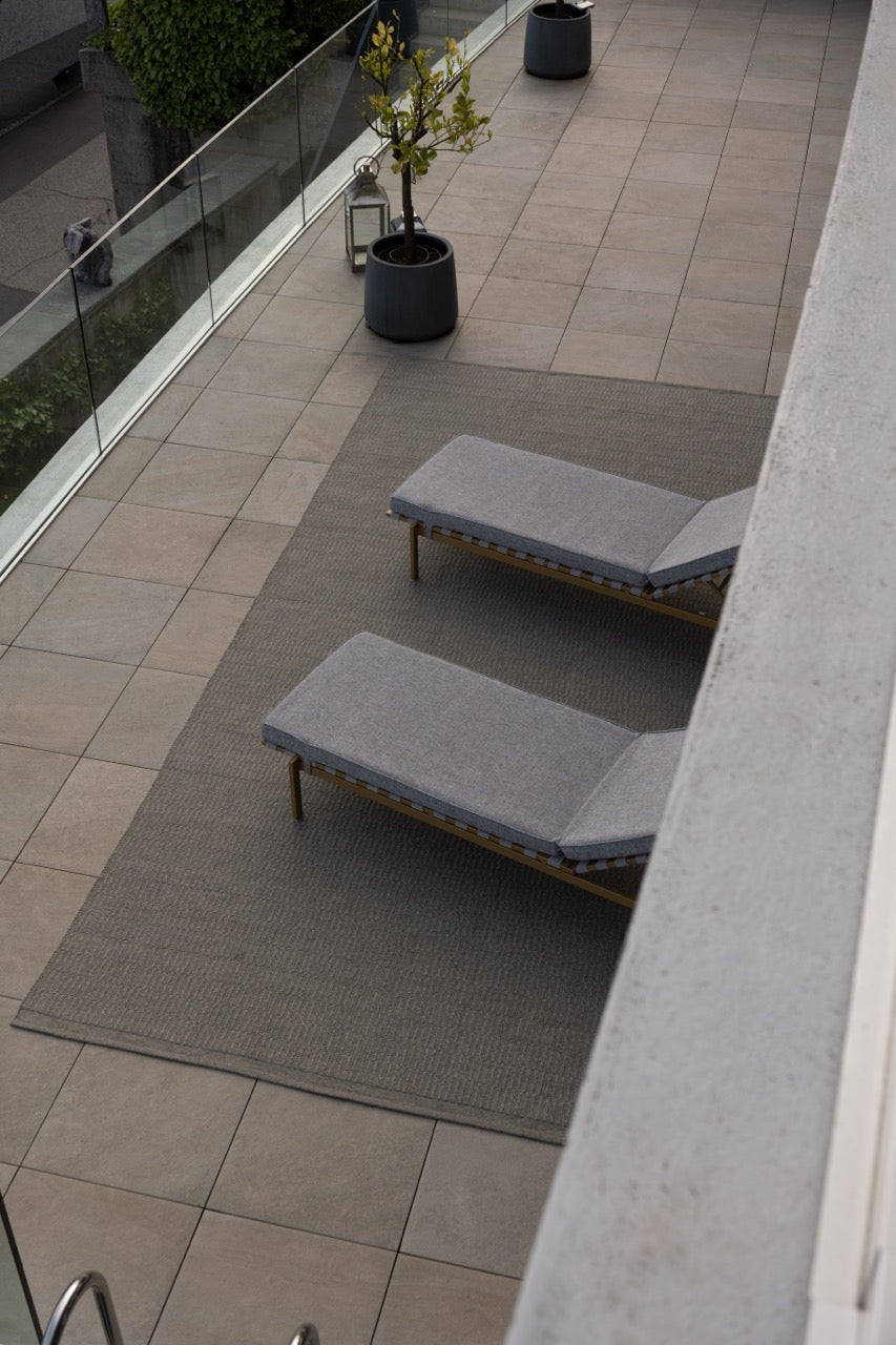 Teppich auf grosser Terrasse in Grau almond 