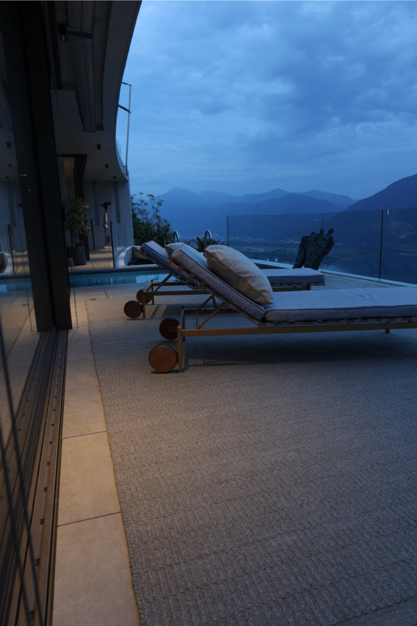 abendaufnahme mit outdoor teppich auf grosser terrasse