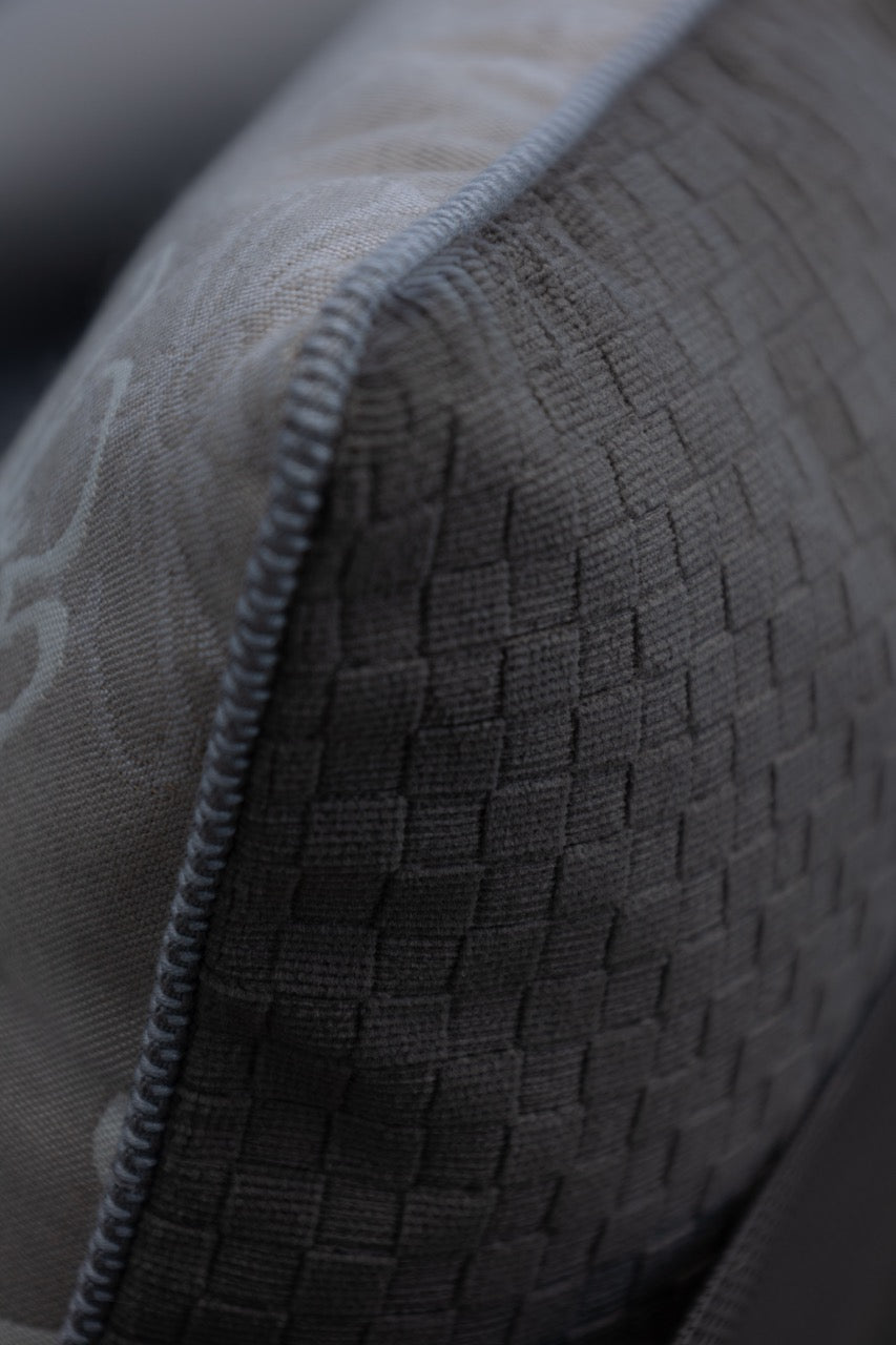 Detailaufnahme Rücken eines Outdoor Kissens mit Quadratischen lementen in velour Taupe