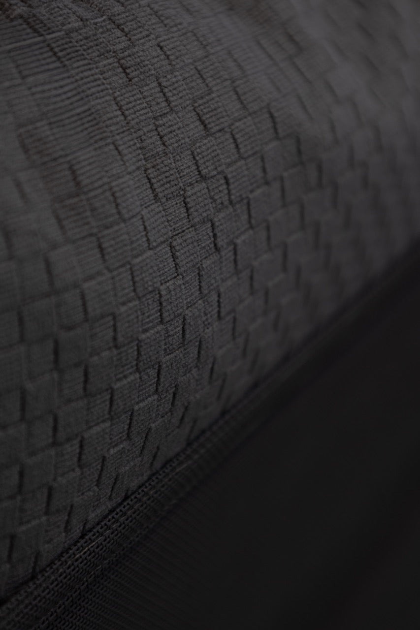 Detail on Outdoorkissen Rücken in Velour mit quadratischen Elementen