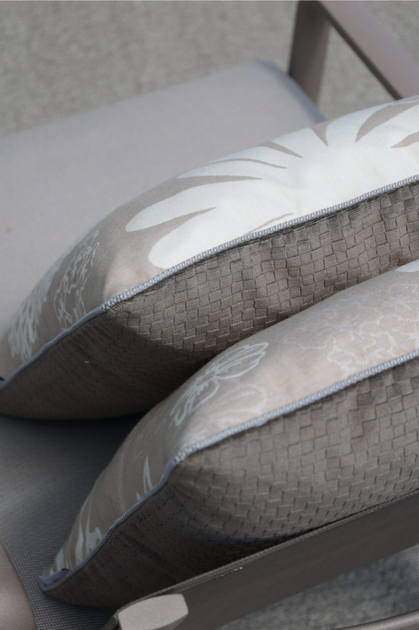 Outdoor Kissen zwei stück auf Stuhl von oben fotografiert in floralmuster taupe sand 