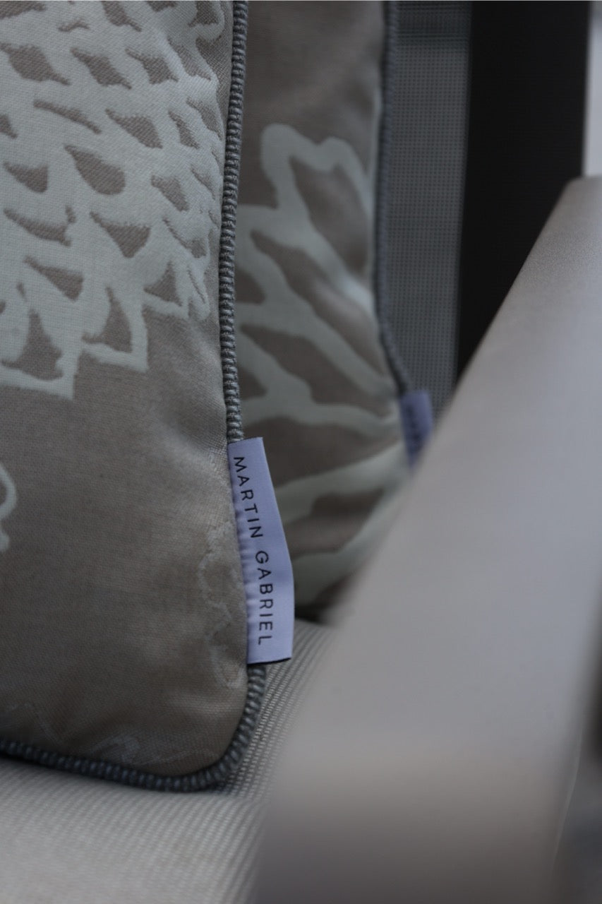 Nahaufnahme Outdoor Kissen mit label Martin Gabriel in floralmuster 