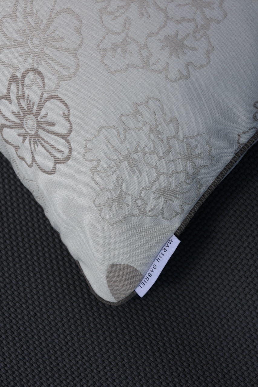 Outdoorkissen mit floralmuster in sand beige mit label martin gabriel nahaufnahme 