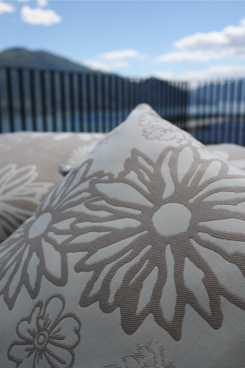 Outdoorkissen nahaufnahme in floralmuster 