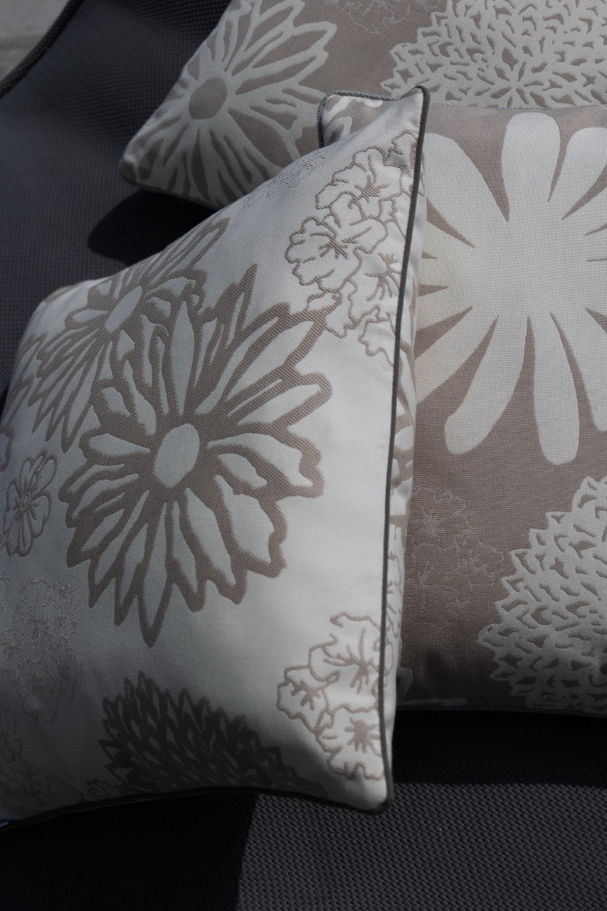 Outdoorkissen, mehere auf sessel in floralmuster offwhite und taupe blumen 