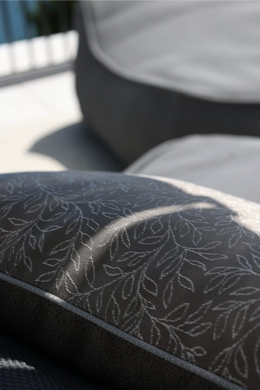 detailaufnahme outdoorkissen mit floralmuster in taupe bestickt