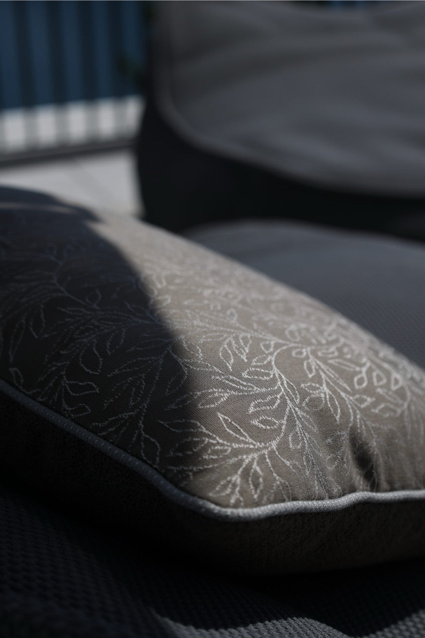detailaufnahme outdoor kissen battmuster auf sessel