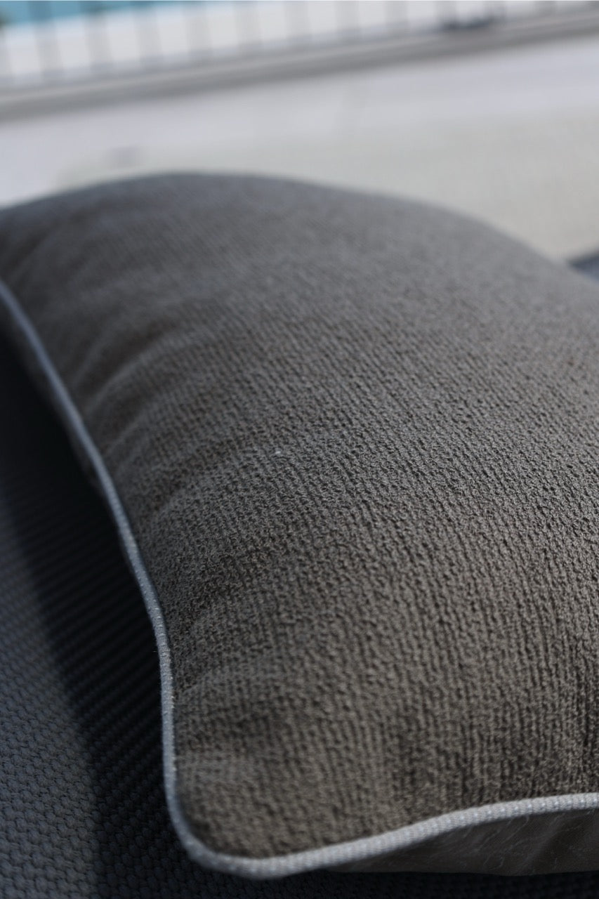 Outdoorkissen von der Rückseite in boucle auf einem sessel