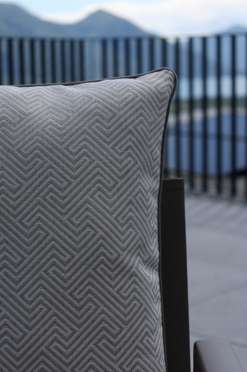 Outdoor kissen nahaufnahme auf einer terrasse mitb muster in weiss beige 