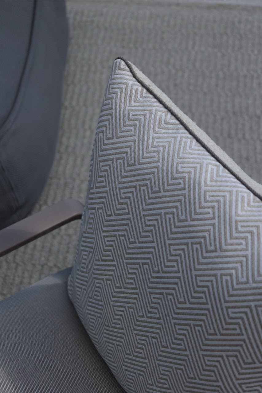 Outdoor Kissen mit muster in weiss taupe auf einem stuhl 