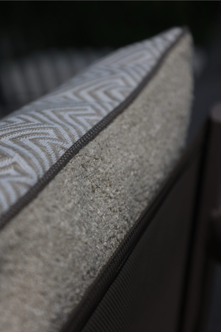 detailbild outdoor kissen mit boućle rücken und keder 