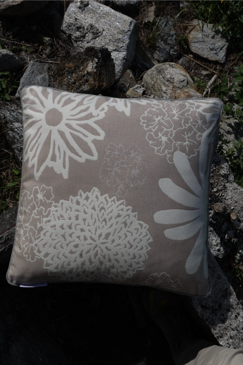 Frontalansicht von oben mit Outdoorkissen auf Steinen in Floralmuster