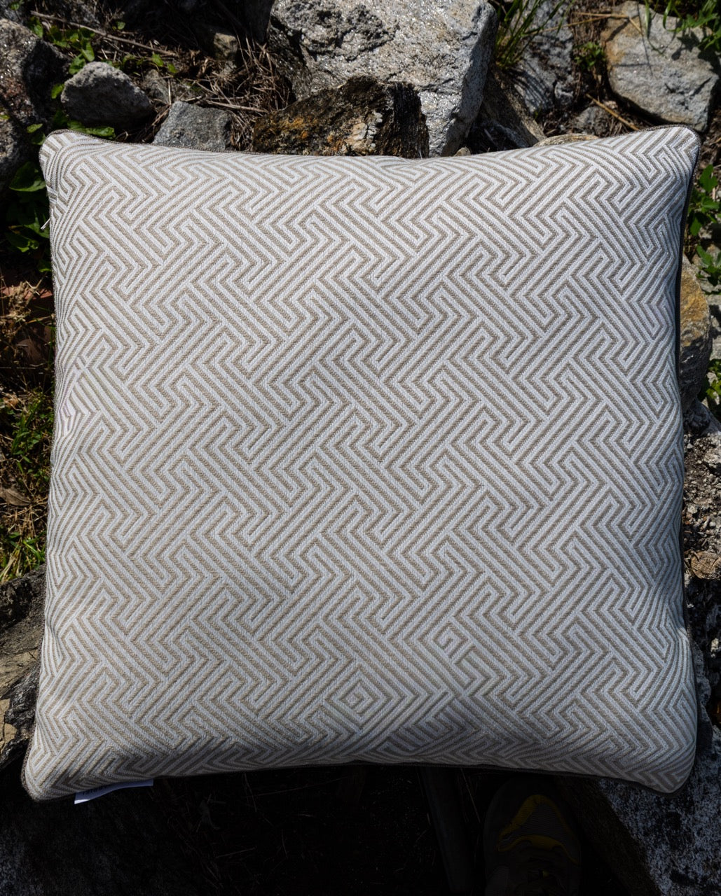Outdoor kissen frontalaufnahme mit keder weiss und muster 