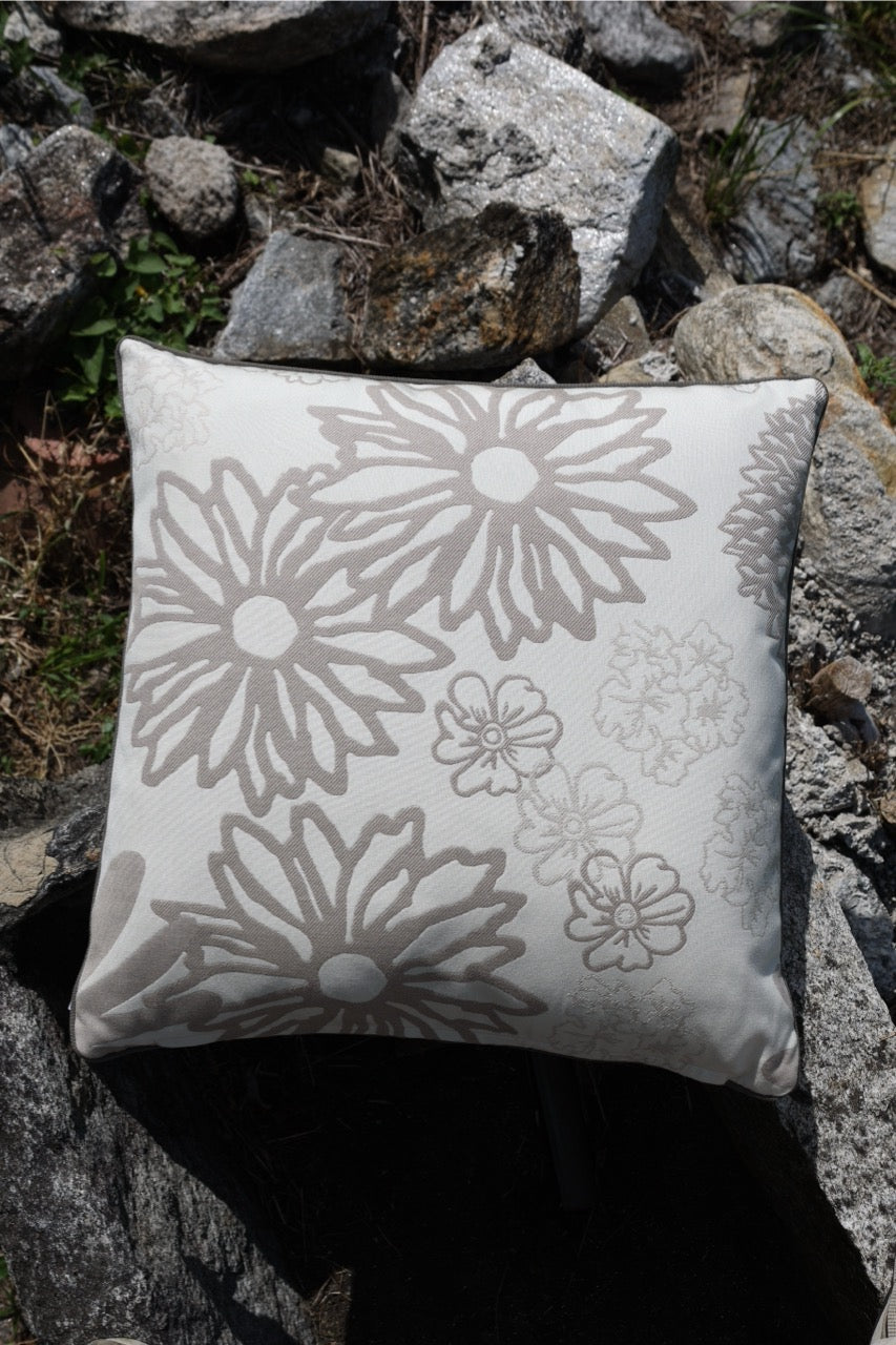frontalansicht Outdoorkissen auf steinen mit floralmuster off white beige 