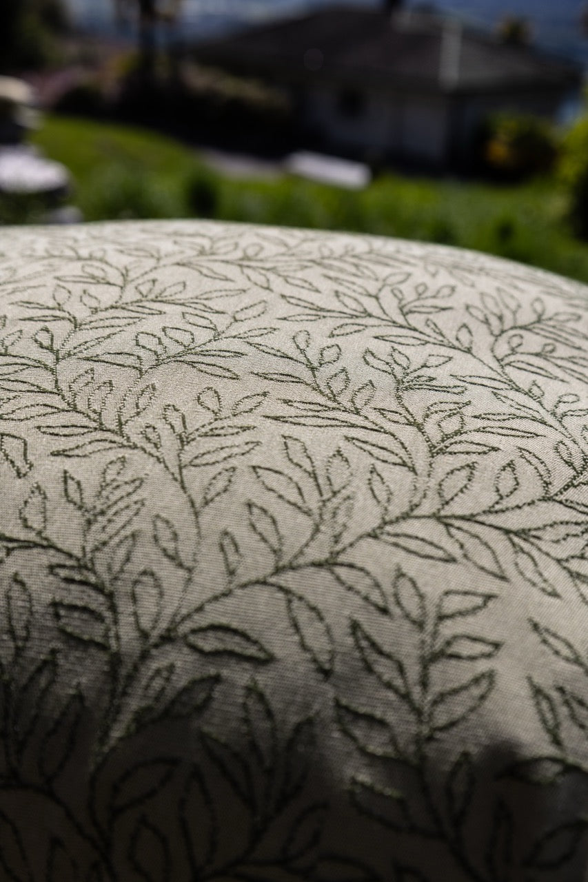 Nahaufnahme outdoorkissen grün mit floralmuster 